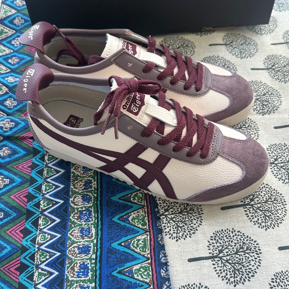 Onitsuka Tiger Mexico 66 Sneakers in White & Burgundy - Picture 3 of 8